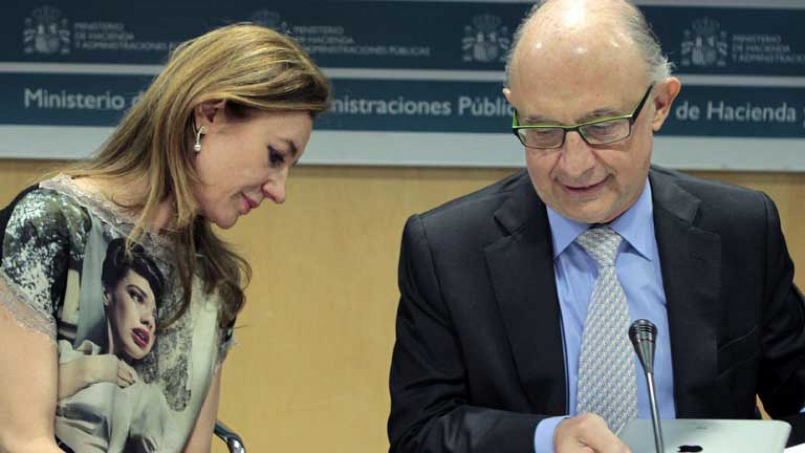 Sin programa: Montoro confirma que subirá este viernes los impuestos del tabaco y el alcohol | RTVE Play