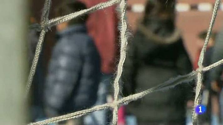 Telediario 1 - Unos padres entregan a sus hijos a un ayuntamiento al no poderse hacer cargo de ellos