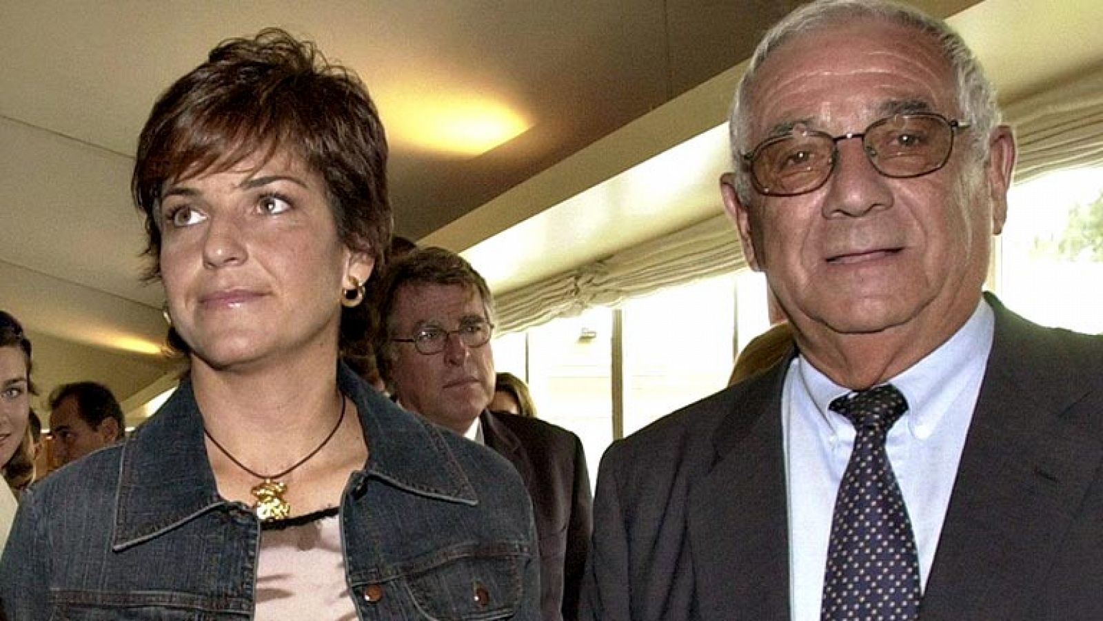La Audiencia de Barcelona ha ordenado este jueves reabrir la querella que presentó la extenista Arantxa Sánchez Vicario contra su padre, su hermano Emilio, el abogado Bonaventura Castellanos y el economista Francisco de Paula Oro, a los que acusa de