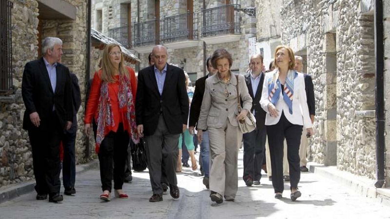 La reina visita los valles más afectados por las inundaciones