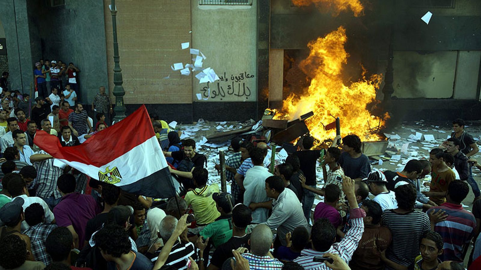  Al menos una persona ha muerto este viernes en Egipto en los enfrentamientos entre partidarios del presidente, Mohamed Mursi, y opositores en la ciudad mediterránea de Alejandría. Los manifestantes contra Mursi han incendiado la sede del gubernamental Partido Libertad y Justicia (PLJ).