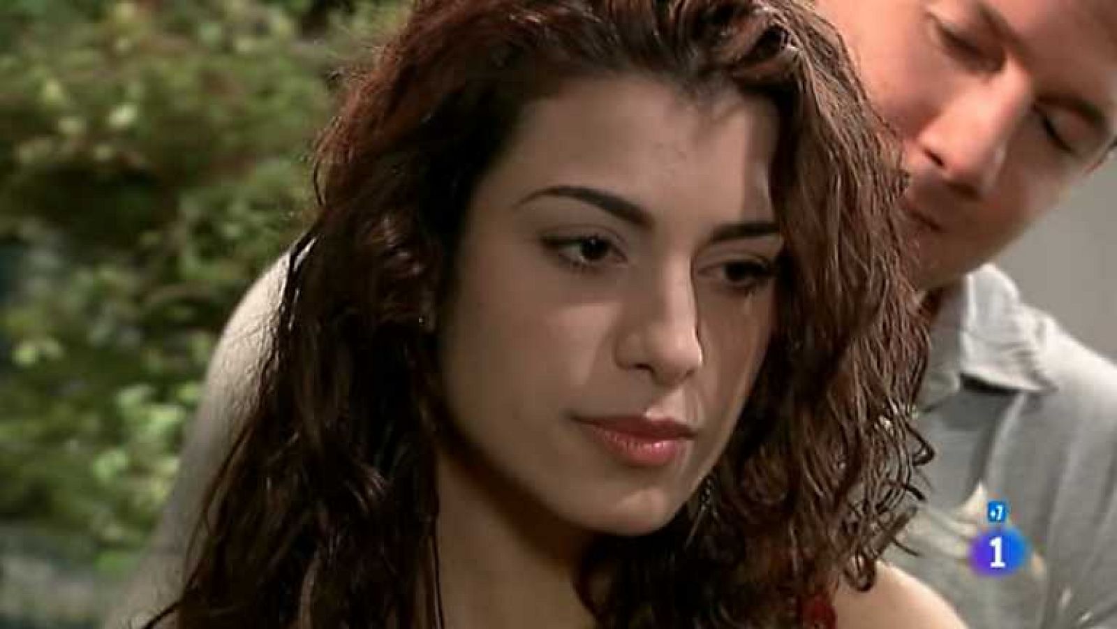 Las bandidas - Capítulo 17 - Amparo no sabe que quien le salva de morir ahogada es Rubén - Ver ahora