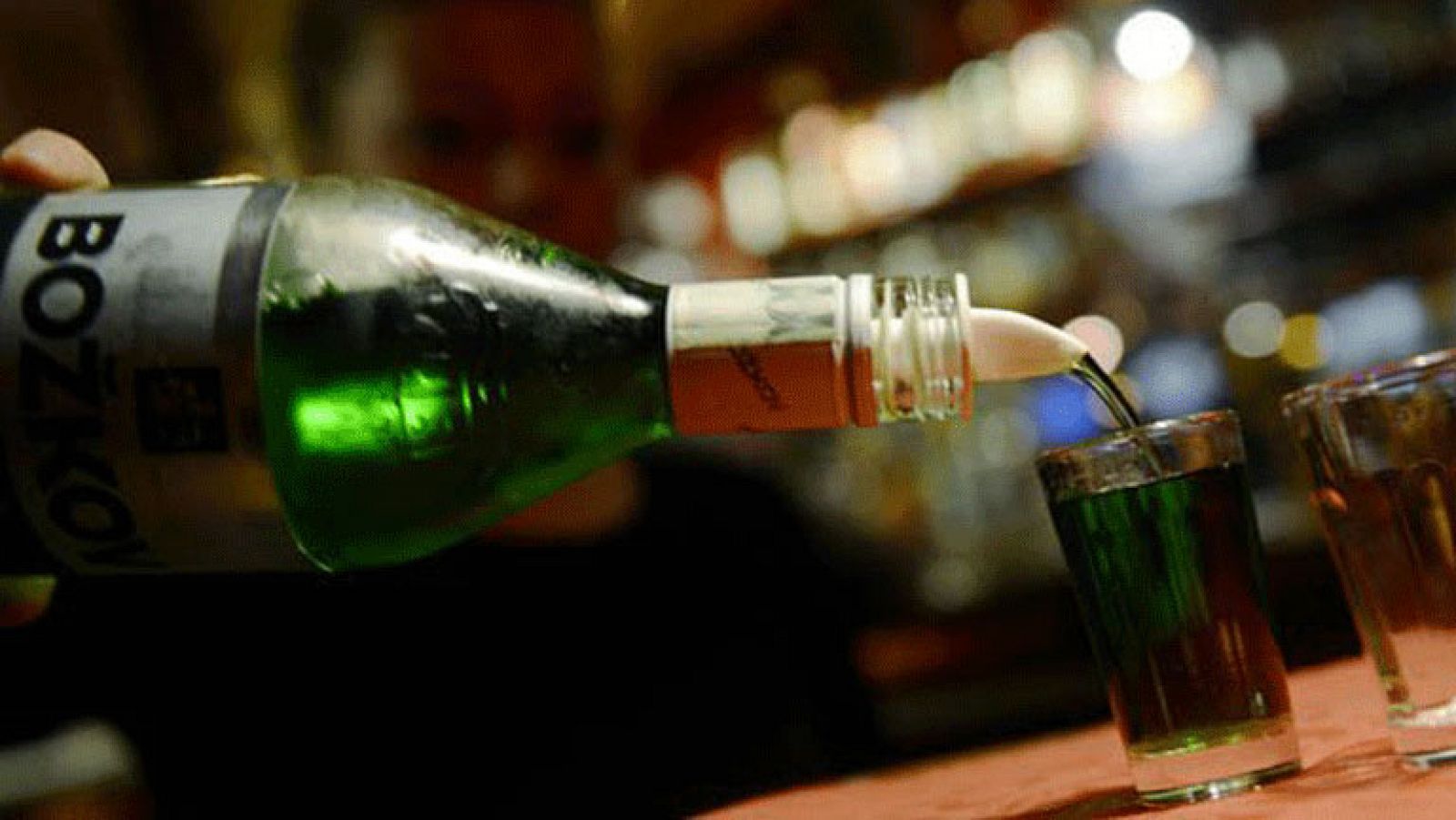 El Consejo de Ministros ha aprobado este viernes incrementar un 10% el impuesto de las bebidas alcohólicas de media y alta gradación, una decisión que no afecta ni al vino ni a la cerveza. También sube la tasa del tabaco, según ha confirmado el ministro de Hacienda y Administraciones Públicas, Cristobal Montoro en la rueda de prensa posterior.
