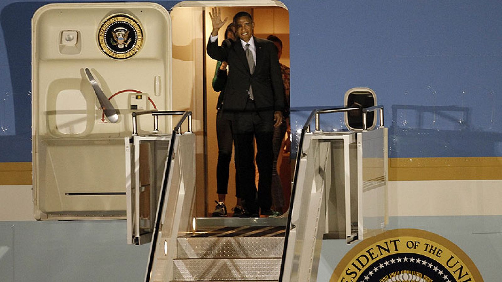 Telediario 1: Obama llega a Sudáfrica, que está pendiente del estado de Mandela | RTVE Play
