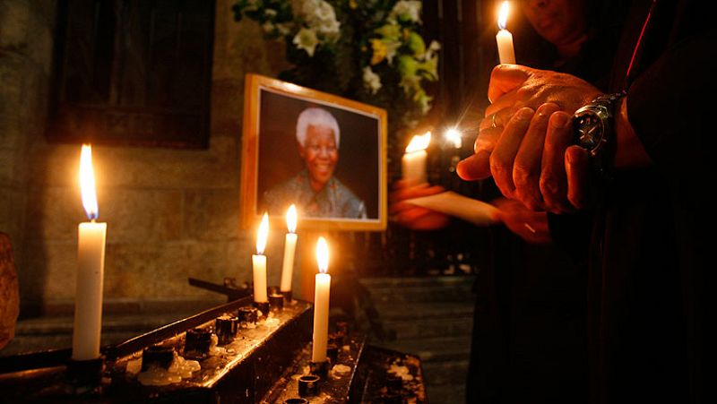  Mandela "mejora" en las últimas horas, según su exmujer, pero sigue "crítico"
