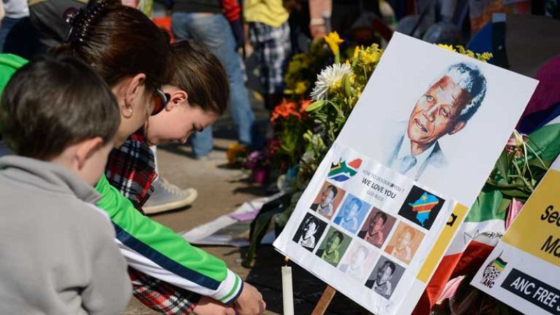 Los sudafricanos continúan pendientes del estado de salud de Mandela