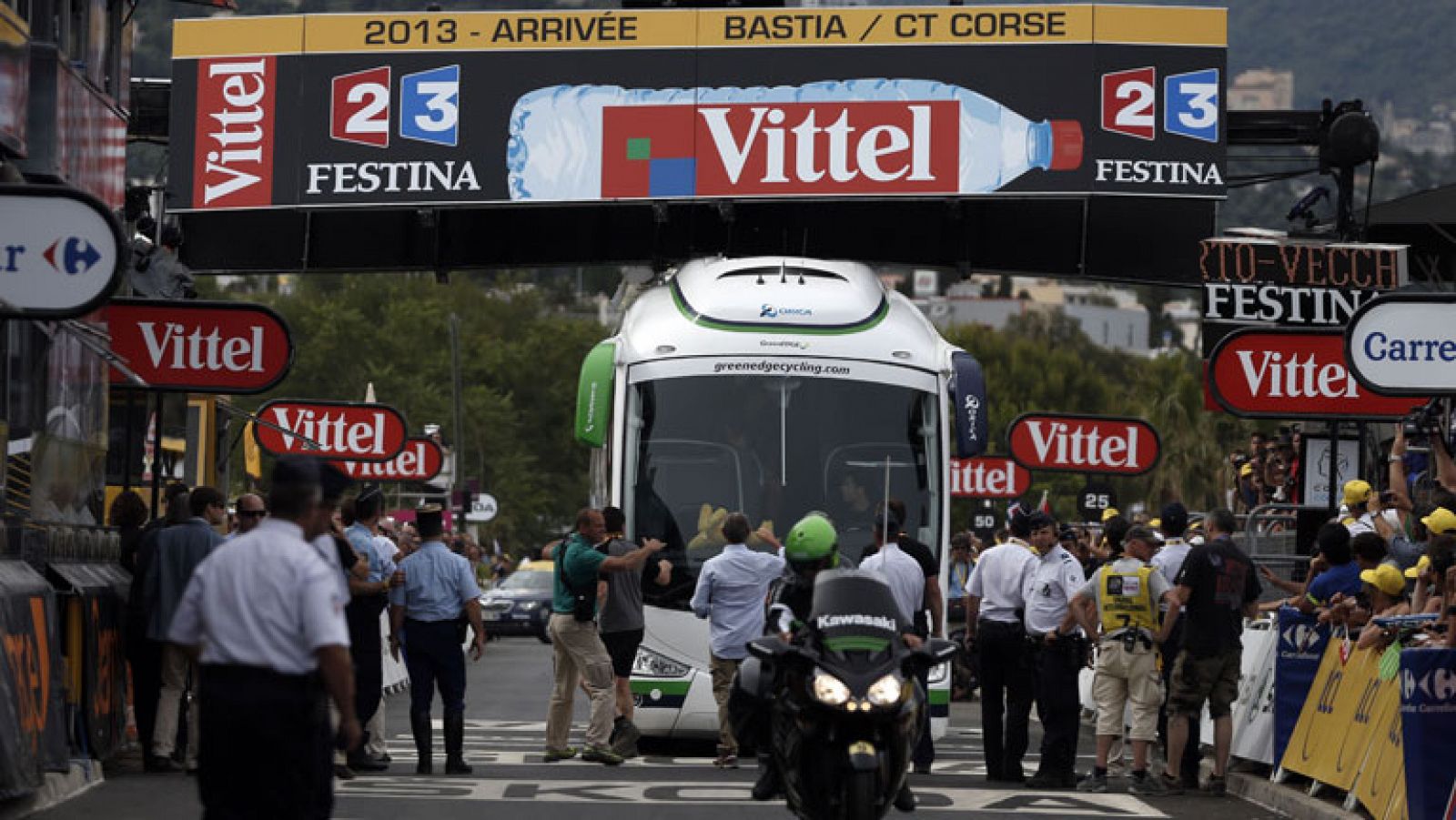 Un autobús atascado en la meta y caída en el pelotón