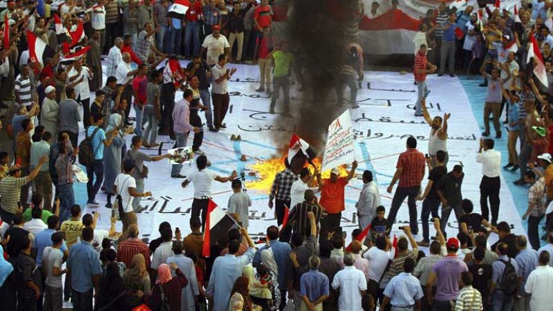 Las protestas provocan la dimisión de cuatro ministros en Egipto