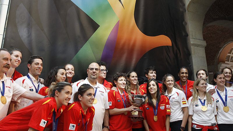 Las jugadoras de la selección española de baloncesto femenino han celebrado en Madrid su triunfo en el Eurobasket contra Francia.