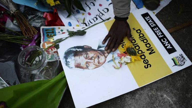  Sudáfrica pendiente del estado de Mandela