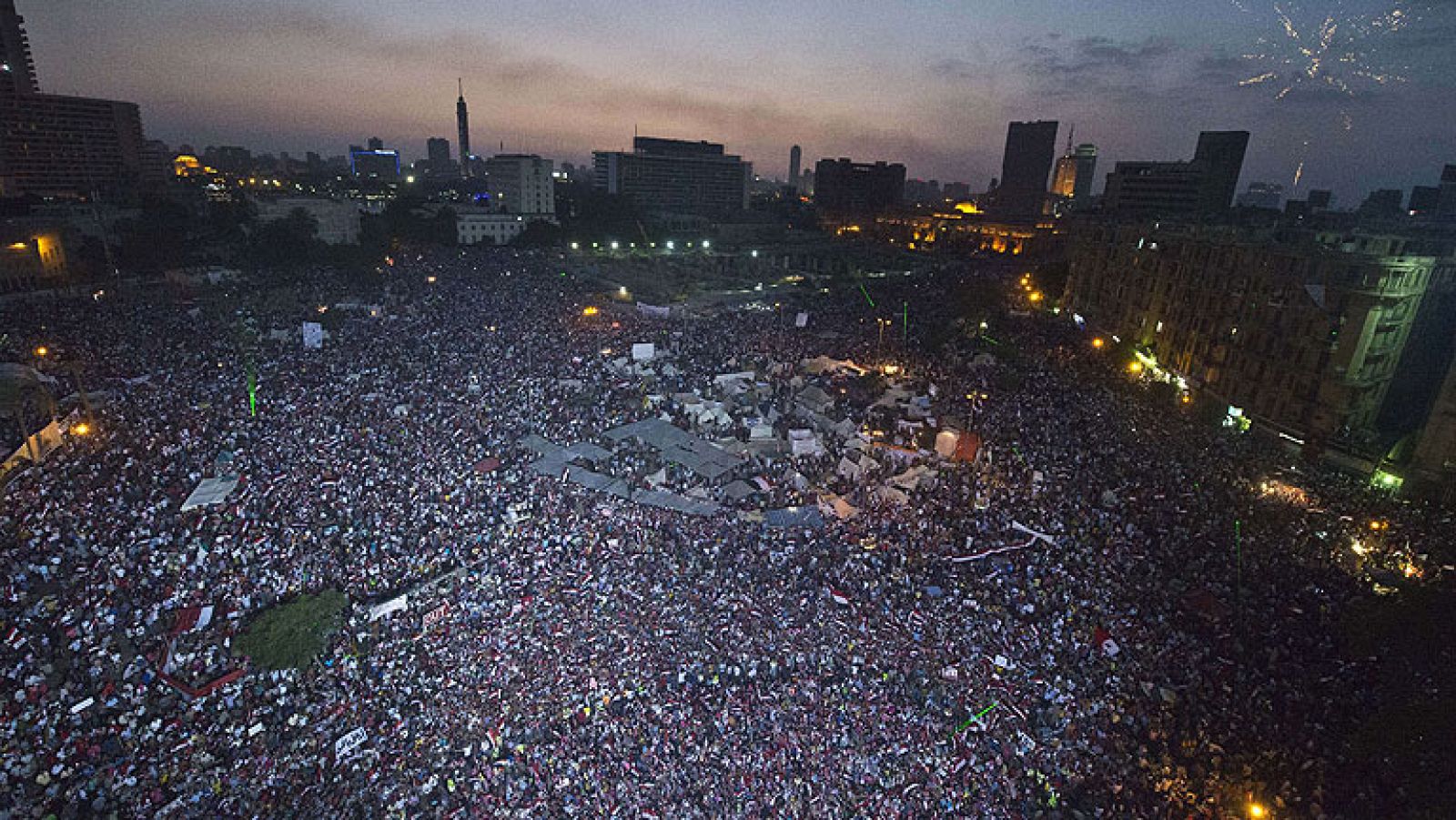  El Ejército de Egipto suspenderá la Constitución y disolverá el Parlamento de mayoría islamista si el presidente Mohamed Morsi y la oposición no son capaces de llegar a un acuerdo y dar una respuesta a las masivas manifestaciones que piden la dimisión del Gobierno. Esta es la hoja de ruta de las Fuerzas Armadas egipcias.   Ese ultimátum se acaba mañana. El que ha expirado ya es el de los manifestantes, que le habían dado de plazo hasta esta tarde para irse o enfrentarse a una campaña de desobediencia civil. Varios grupos opositores han nombrado portavoz al Nobel de la paz Mohamed El Baradei. 
