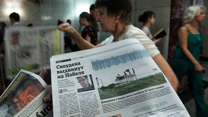 Telediario 1 - Snowden pide asilo en una veintena de países, entre ellos España, pero retira su solicitud a Rusia
