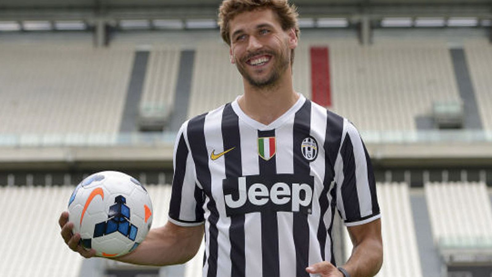El delantero español Fernando Llorente ha sido presentado por la Juventus de Turín este martes. El exjugador del Athletic ha mostrado su deseo de hacer una buena temporada para poder volver con la selección española.