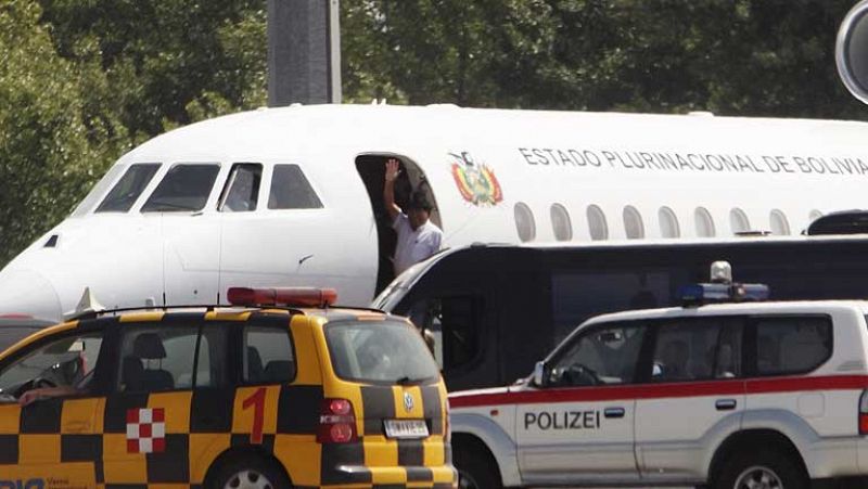 El avión de Evo Morales retoma su vuelo tras descartarse la presencia de Snowden