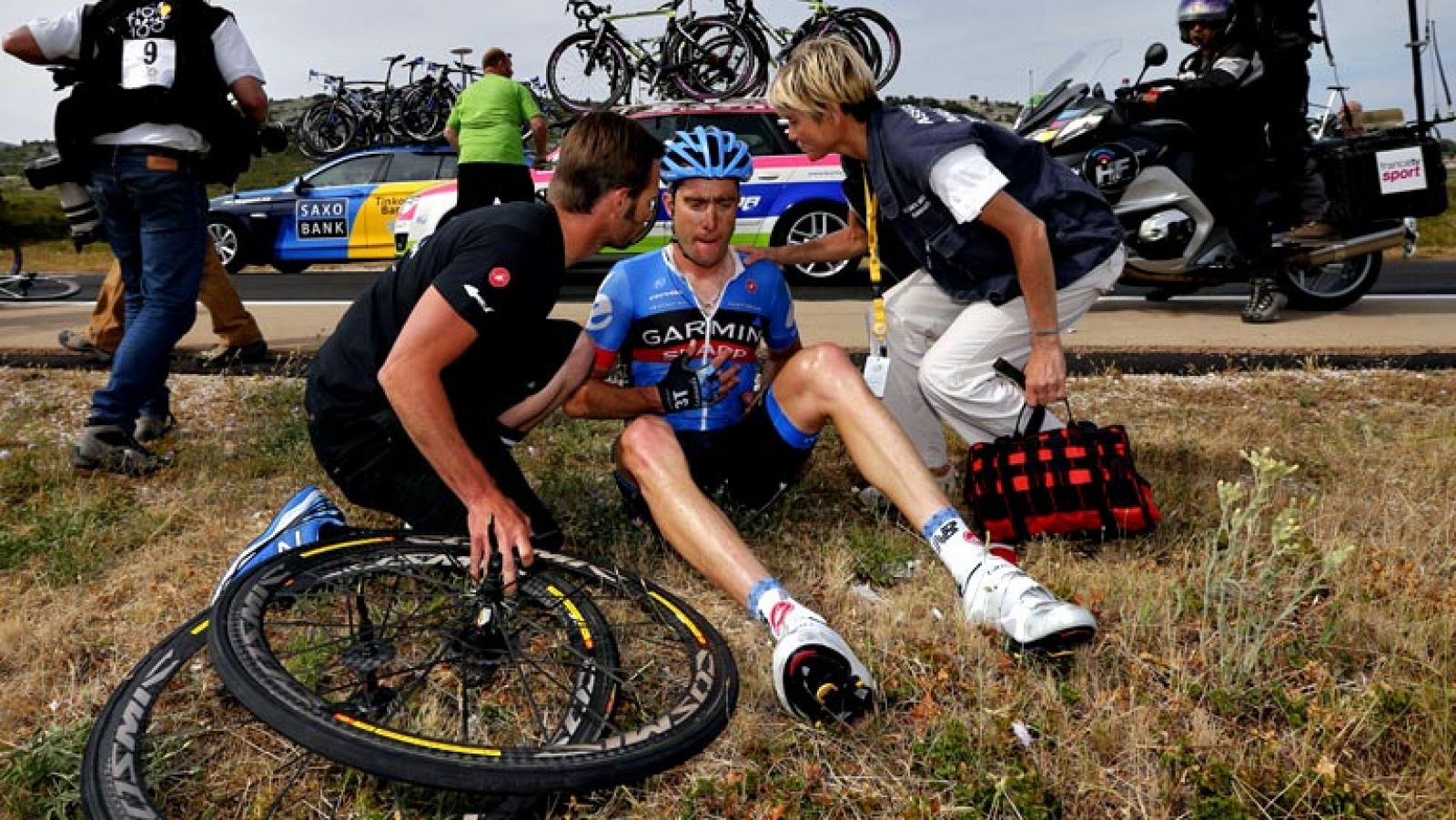 Tras pasar la cota de Gineste, se vivió una montonera por una caída. En ella se vieron envueltos corredores como Christian Vande Velde (Garmin), Voeckler (Europcar) o Kittel (Argos). Afortunadamente no hubo que lamentar lesiones destacables.