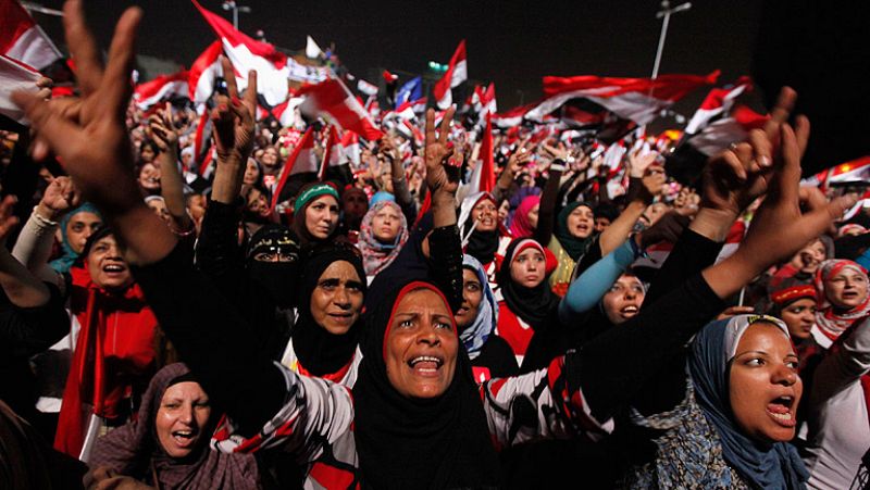  Los detractores de Morsi celebran en la plaza Tahrir de El Cairo la deposición del presidente Morsi