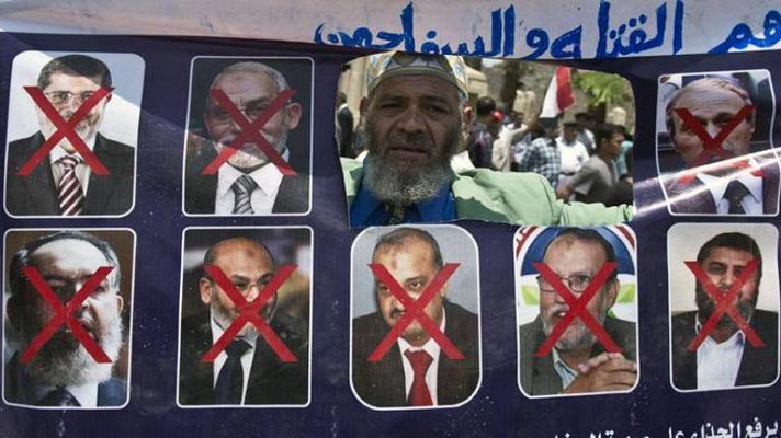 Telediario 1 - Morsi y otros ocho dirigentes de los Hermanos Musulmanes, arrestados por incitar a la violencia
