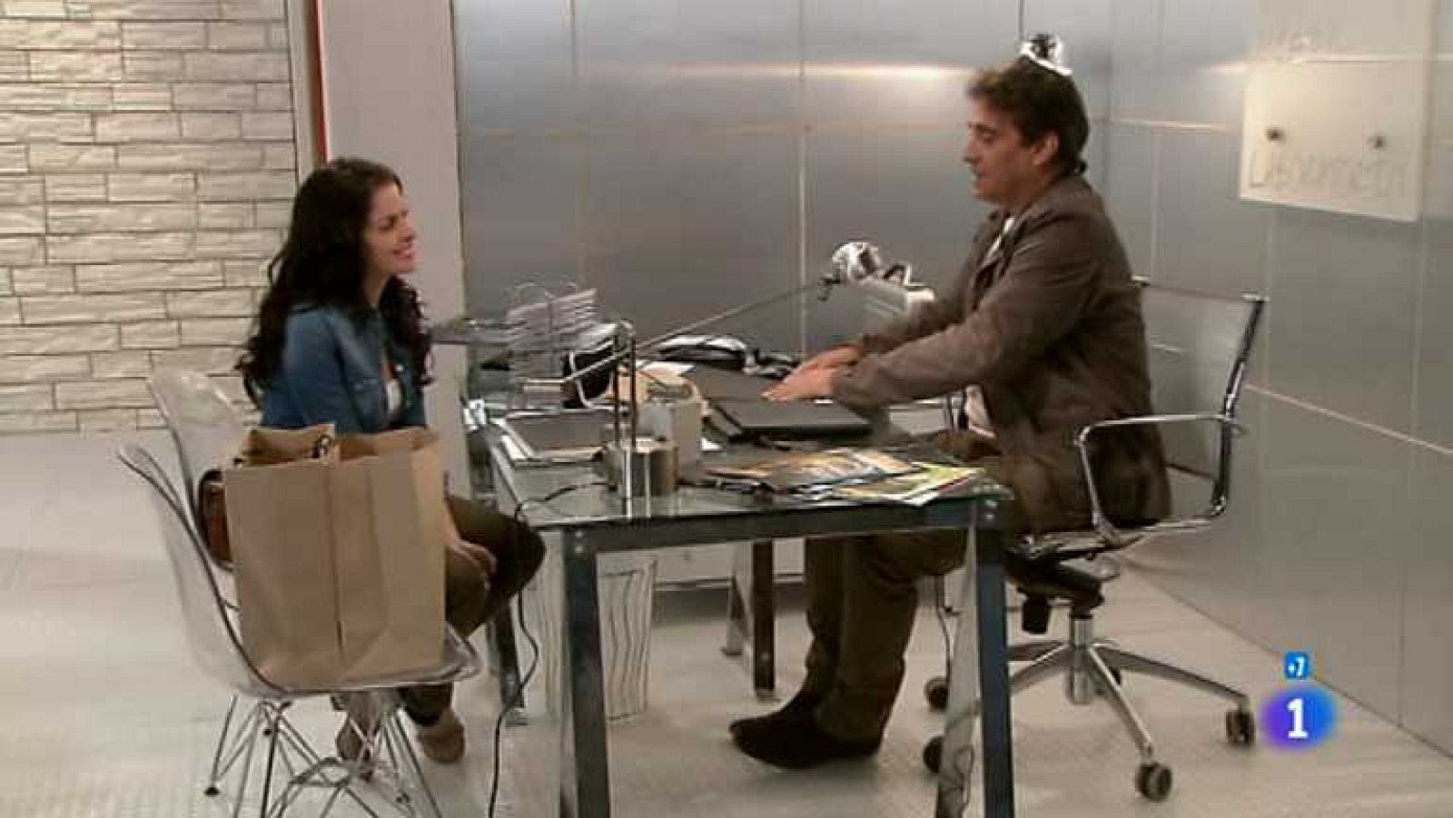 Las Bandidas - Capítulo 21 - Alonso encuentra a Fabiola en la hacienda en ruinas pero ésta no quiere escucharle y huye a caballo - ver ahora