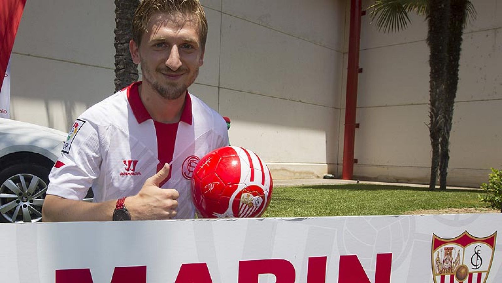Marko Marin ya se ha enfundado la camiseta del Sevilla. Procedente del Chelsea, es el último fichaje del club hispalense, que podría incorporar a Nico Pareja en breve.