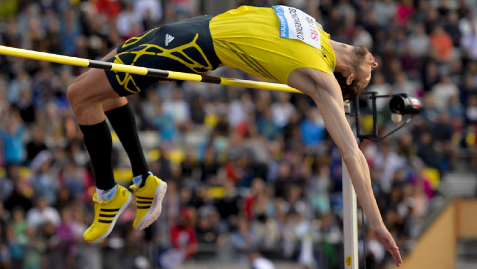 Telediario 1: El ucraniano Bondarenko salta 2'41, mejor salto del s. XXI | RTVE Play