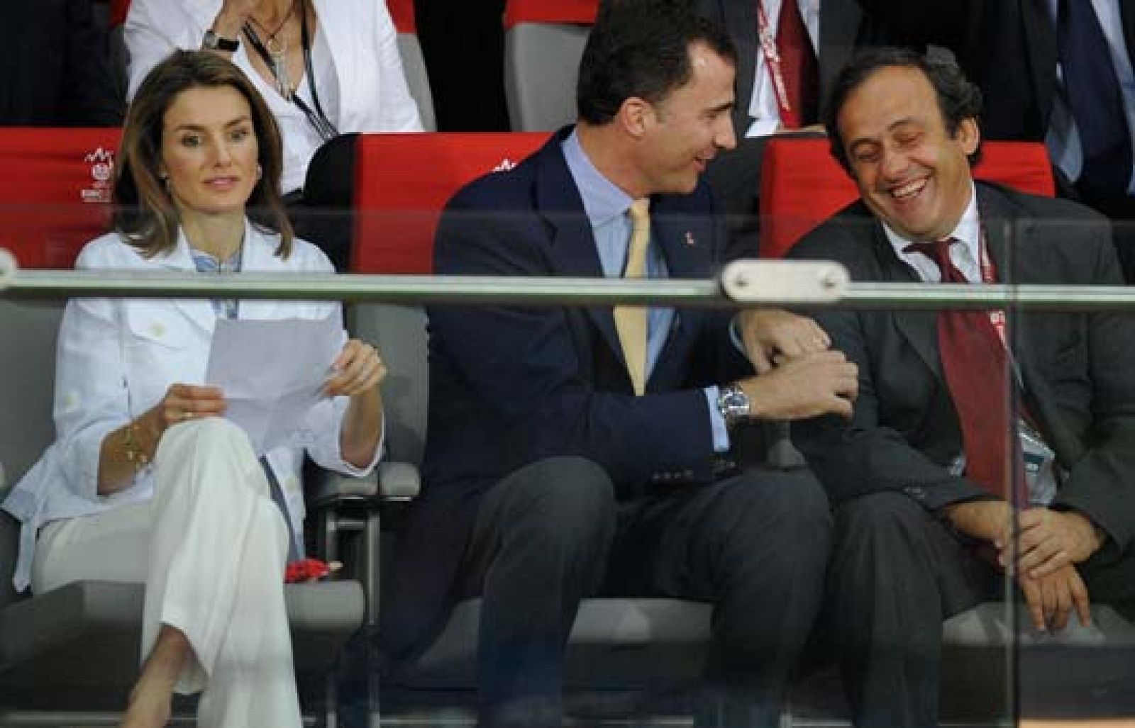 Dos modos distintos de celebrar un hecho histórico. Mientras Luis Aragonés se toma con sobriedad el pase de España a la final de la Eurocopa, los Príncipes de Asturias tuvieron que esforzarse para contener su alegría en el estadio vienés Ernst Happel