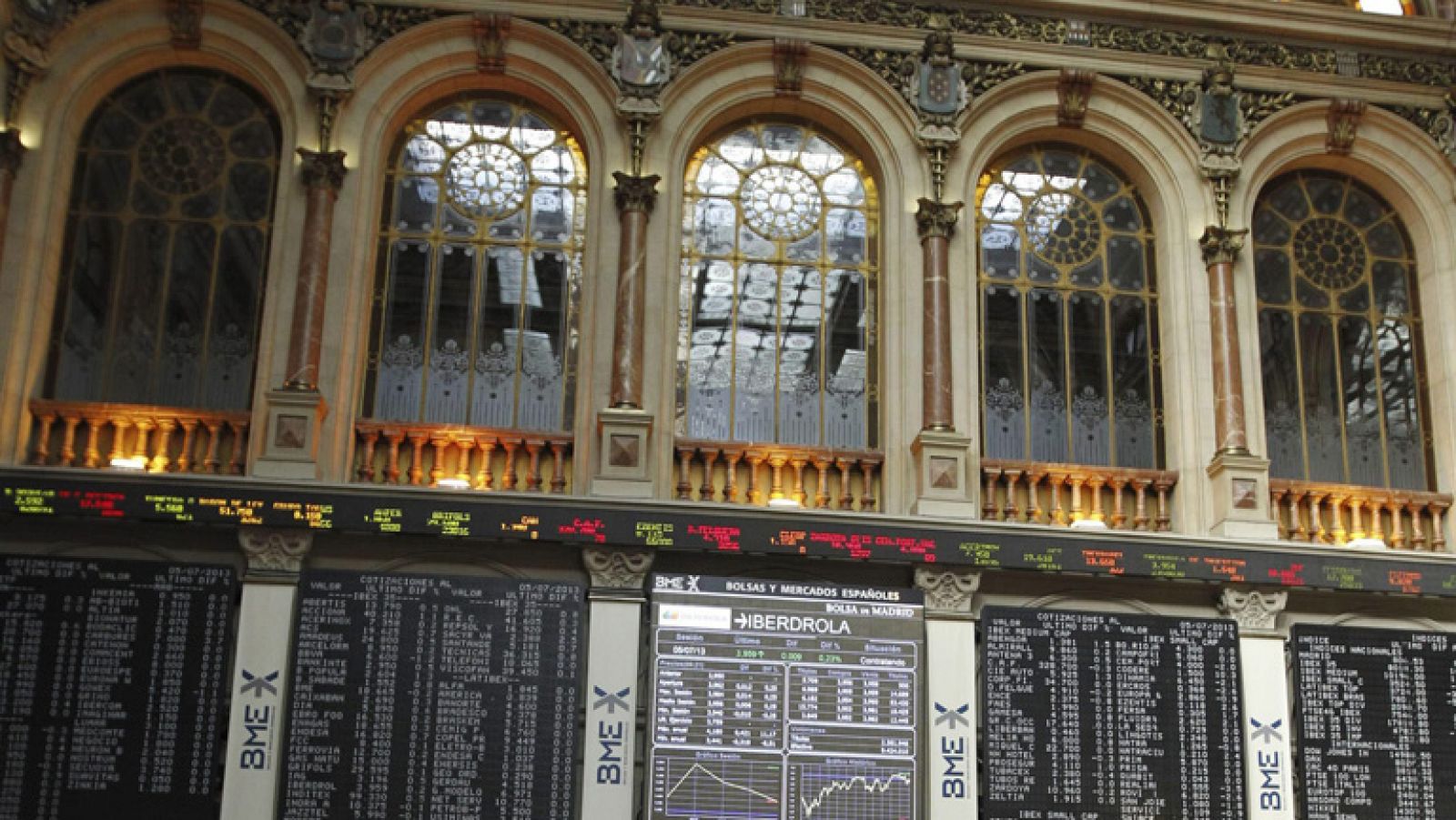 El Ibex-35 cae este viernes un 1,67% pero gana un 1,36% en la semana | Ver