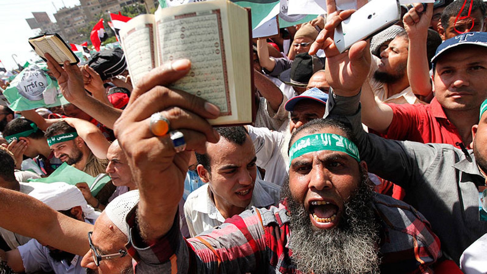 Líder de los Hermanos dice que seguirán en las plazas hasta que vuelva Morsi | Ver