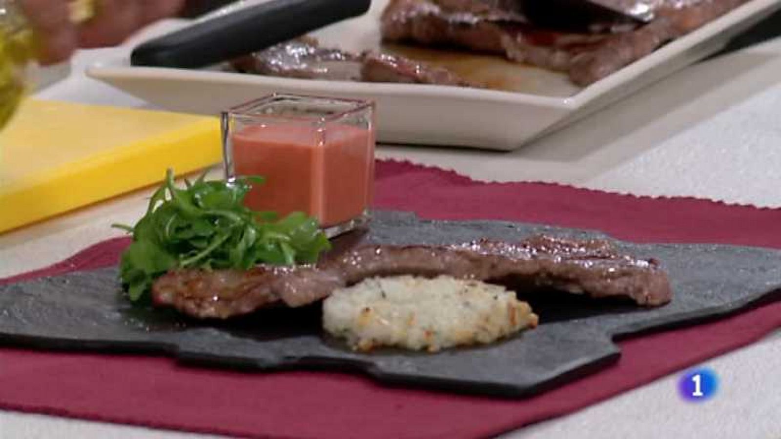 Cocina con Sergio: Cocina con Sergio - Ternera con gazpacho de cerezas | RTVE Play