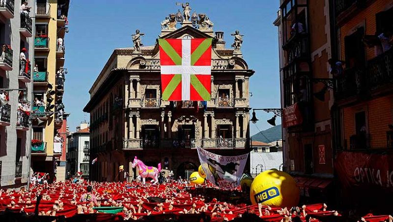 Una gran ikurriña desplegada frente al Ayuntamiento ha retrasado casi 20 minutos el lanzamiento del chupinazo de San Fermín