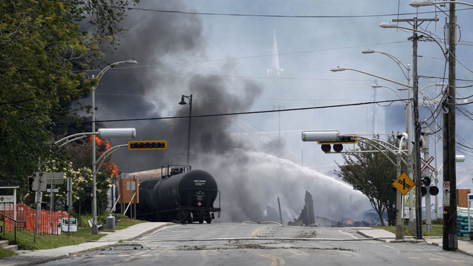 Decenas de desaparecidos en la explosión de un tren en Lac-Mégantic (Canadá)