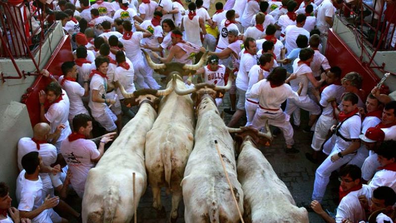 Un grupo de corredores forma una "montonera" en el último tramo del encierro 