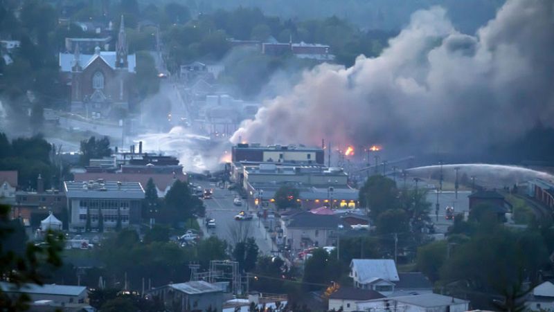  Descarrila y explota un tren cargado de petróleo en Canadá. 