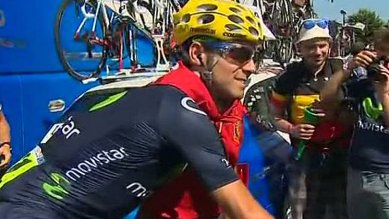 El equipo Movistar ha empezado la novena etapa del Tour de Francia con el pañuelo rojo de San Fermín al cuello, dispuesto a todo para capear a los 'toros' del Sky.