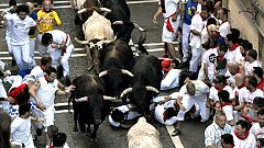 Un grupo de corredores se cae al comienzo de Estafeta