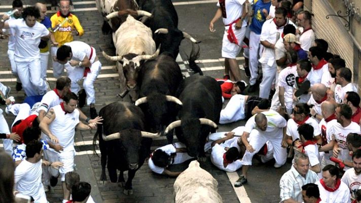 San Fermín - Corredores caen en Estafeta