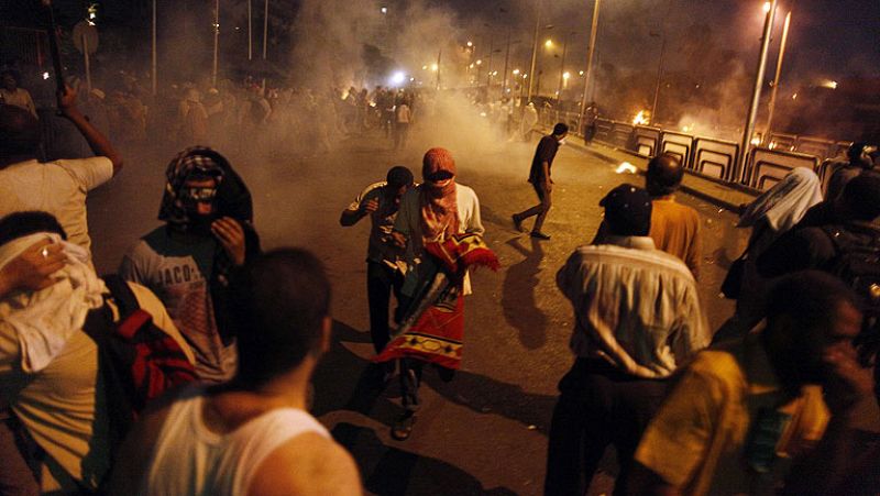  Al menos 35 personas han muerto este lunes en nuevos enfrentamientos entre el Ejército y manifestantes islamistas frente a la sede de la Guardia Republicana en El Cairo, Egipto. Los choques se han producido cuando la policía y el ejército egipcio han intentado dispersar a cientos de manifestantes partidarios del presidente derrocado Mohamed Morsi que se concentraba frente a la sede de la Guardia Republicana. El grupo salafista Al Nur se ha retirado de la mesa de negociaciones en respuesta a lo que han calificado como una "masacre".