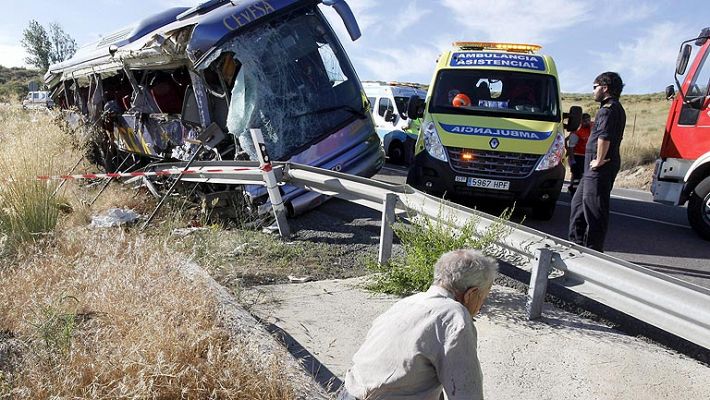 Nueve personas fallecen al volcar un autobús en Ávila
