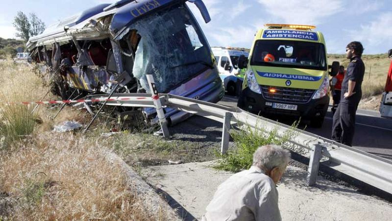 Un autobús en el que viajaban 31 pasajeros se sale de la carretera 