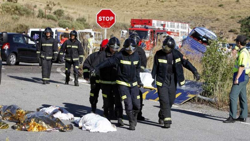 Nueve personas mueren y cinco están heridas de gravedad por el accidente de un autobús en Ávila 