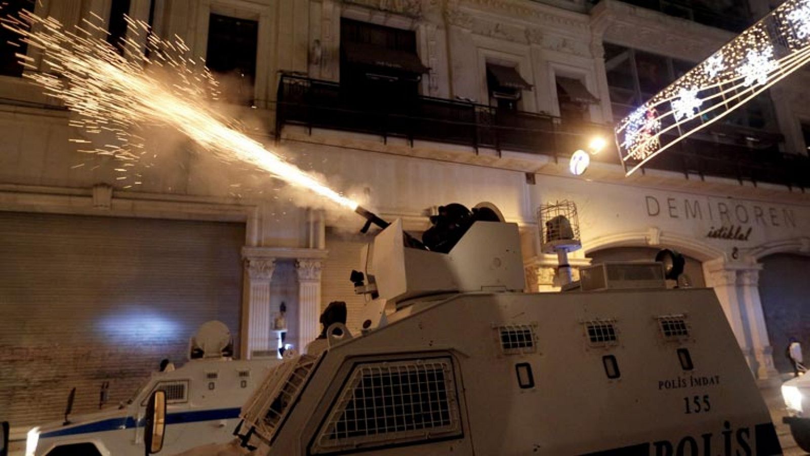 Noticias 24h: La policía turca desaloja vuelve a desalojar la plaza Taksim | RTVE Play