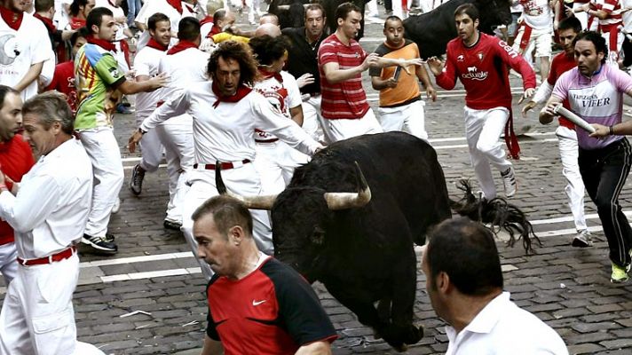 Un toro arrolla a un mozo