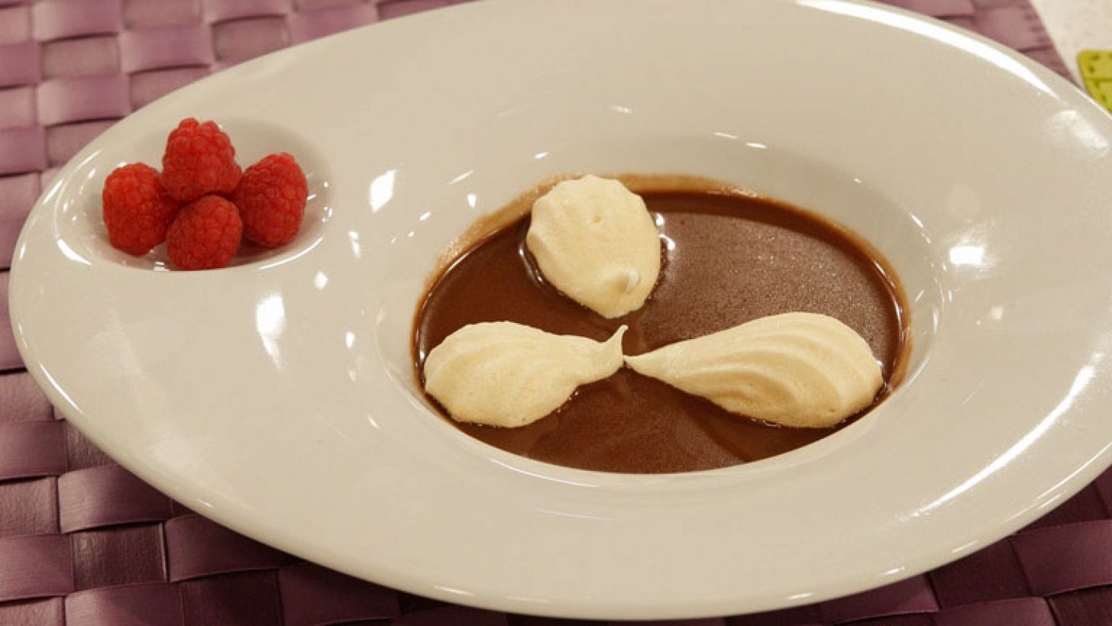 RTVE Cocina: Sopa de chocolate con frambuesas  | RTVE Play