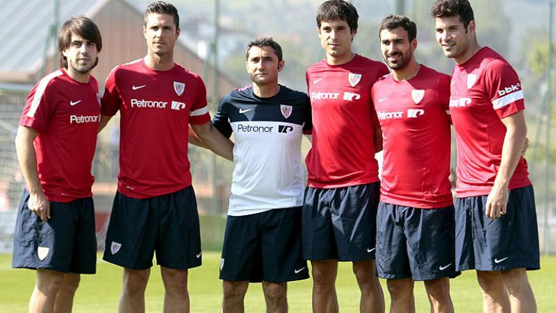 Todavía con el nuevo San Mamés a medio construir, el Athletic de Bilbao ha comenzado su pretemporada con las novedades de Valverde en el banquillo, y los fichajes de Beñat, Sola, Etxeita, Balenciaga y Errerin.