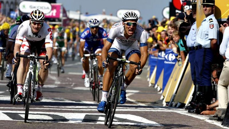 El corredor alemán Marcel Kittel, del Argos-Shimano, se adjudicó  la décima etapa del Tour del Centenario, disputada entre Saint Gildas  des Bois y Saint Malo sobre 197 kilómetros, tras batir al sprint a su  compatriota Andre Greipel (Lotto) y al bri