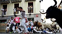 Un grupo de mozos cae en la Cuesta de Santo Domingo