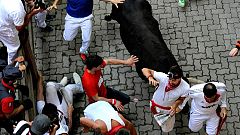 Un toro rezagado golpea a un mozo en el Callejón