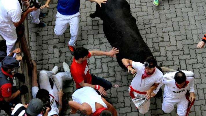 San Fermín - Un toro rezagado golpea a un mozo