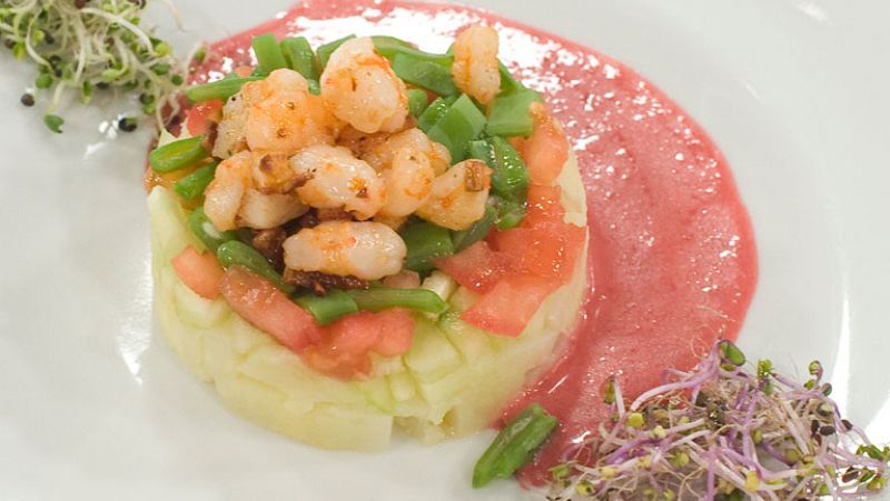 Ensalada de pepino, patata y langostinos con salsa de cerezas