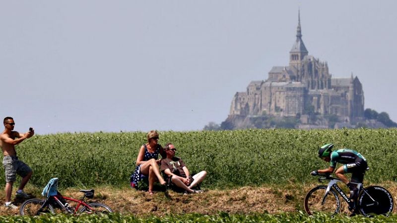 El Tour de Francia afronta la segunda mitad lanzado por su única cronometrada clásica individual, 33 kilómetros llanos en torno al Mont-Saint-Michel, el segundo lugar más visitado de Francia, sólo superado por la torre Eiffel. Será la segunda ocasión