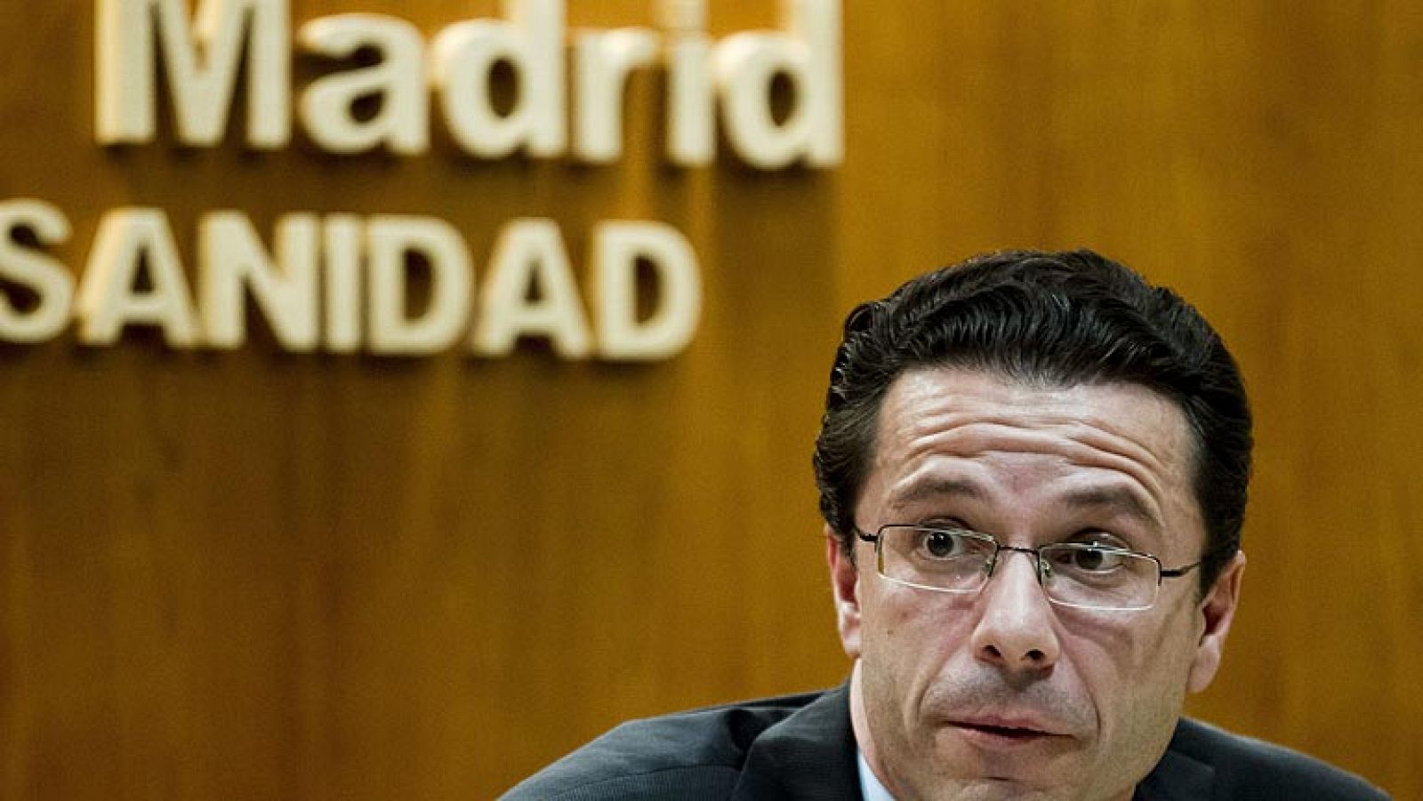 El Tribunal Superior de Justicia de Madrid ha paralizado de forma cautelar el proceso de privatización de la gestión sanitaria de seis hospitales públicos de Madrid en un auto conocido este miércoles. El tribunal acepta así la petición urgente del PSOE de Madrid de suspender provisionalmente la ejecución de la decisión de la viceconsejería de Sanidad de la Comunidad que hacía público este concurso, que afecta a los hospitales Infanta Sofía, Infanta Leonor, Infanta Cristina, Del Henares, Del Sureste y Del Tajo.